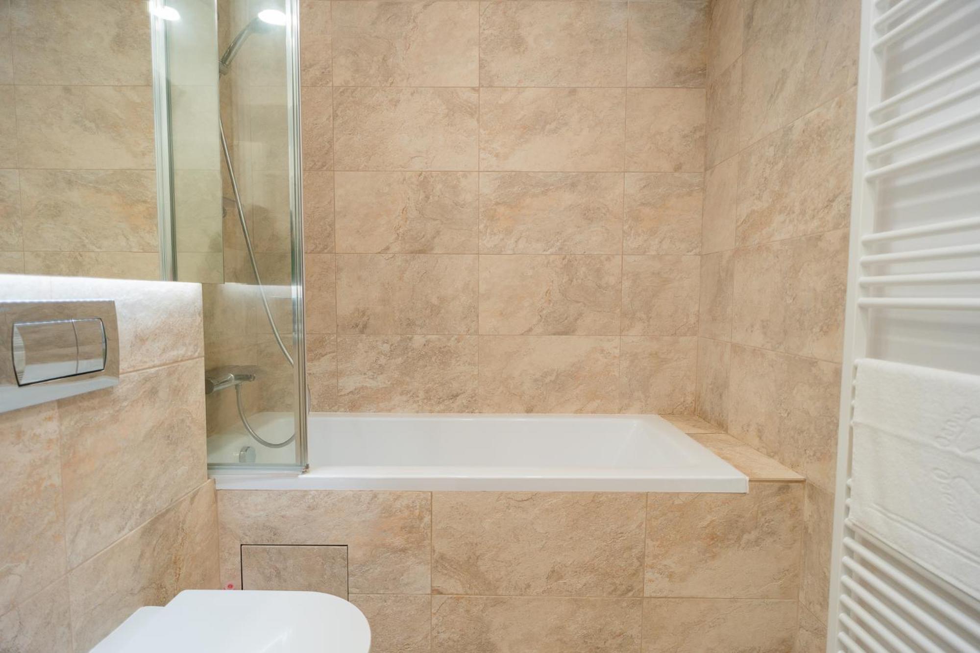 Lagoon Park Apartments With Beach View Bukares Bagian luar foto