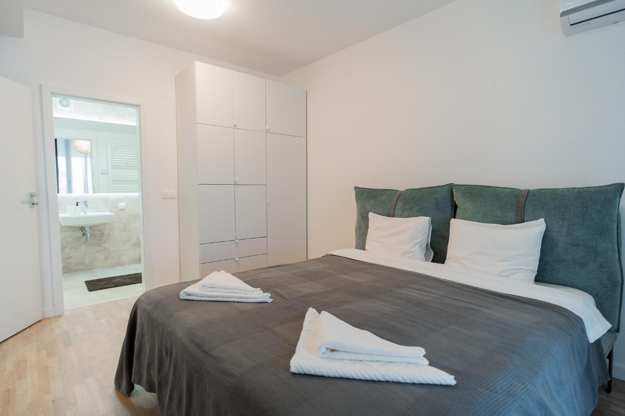 Lagoon Park Apartments With Beach View Bukares Bagian luar foto