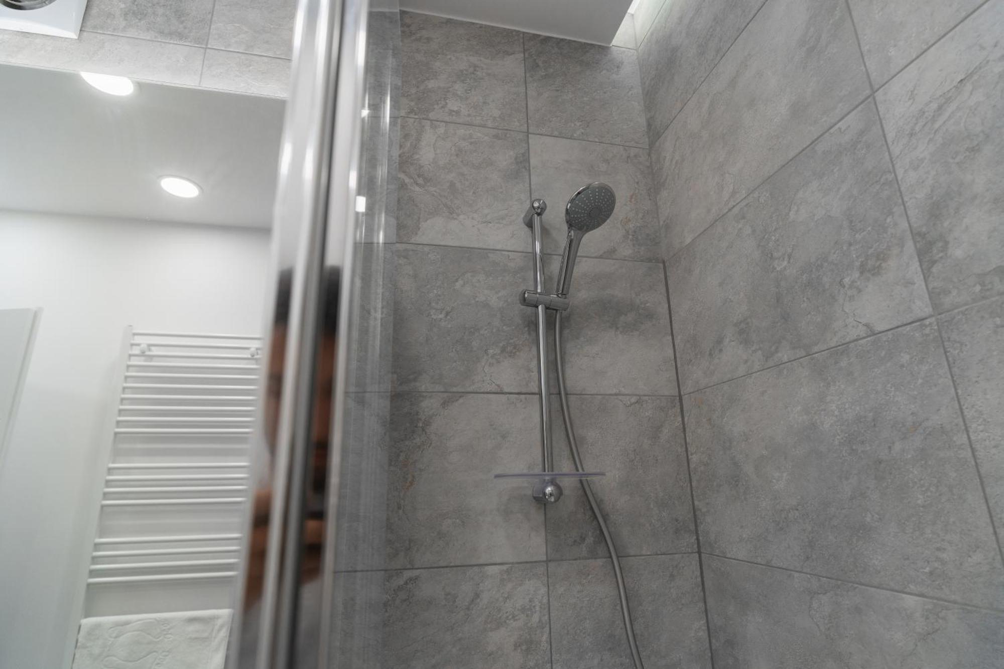 Lagoon Park Apartments With Beach View Bukares Bagian luar foto